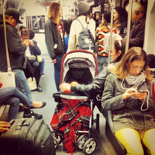 Menschen nutzen Smartphone in der U-Bahn