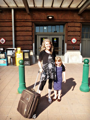 P9260250 Elysa and Merry at Trainstation