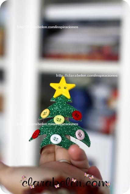 Cómo hacer pequeños árboles de Navidad para adorno o servilletero con rollos de papel y botones