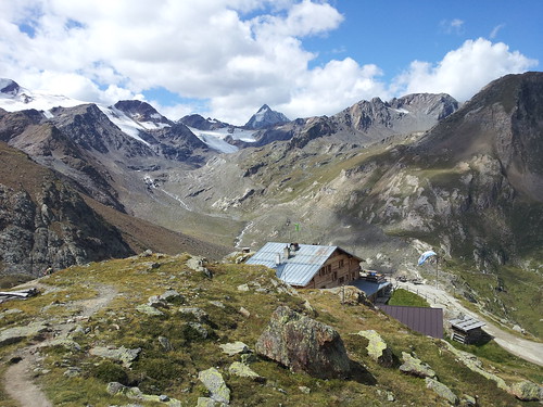 Die Marteller Hütte und die Ortlergruppe mit der Königsspitze im Hintergrund