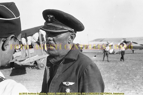El capitán de aviación Alfonso de los Reyes en el campo de Albalatillo, frente de Aragón. by Octavi Centelles
