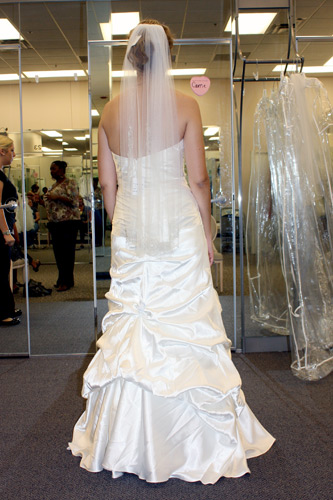 Back-of-dress-with-veil