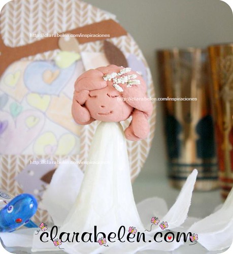 Muñecas de boda y comuniones de arcilla y flores de plástico
