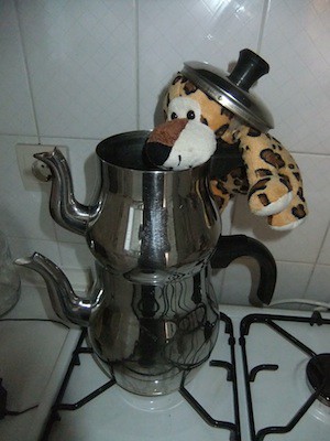Rumli a török teafőzőben teát készít