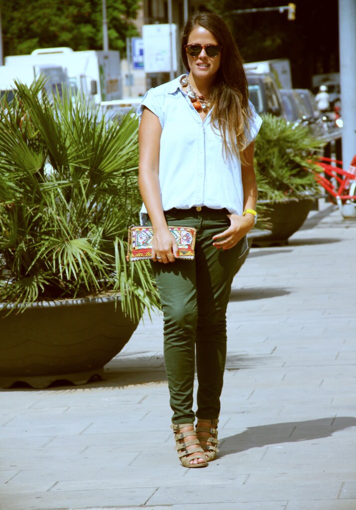 Look jeans verde militar + denim + collar grande
