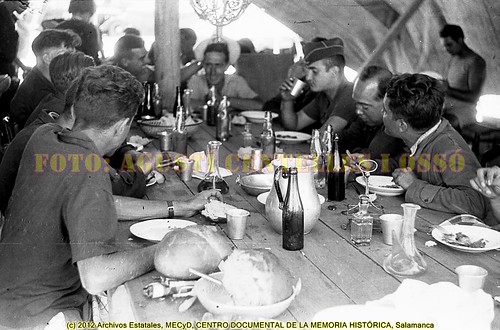 Almuerzo en el campo de aviación de Albalatillo, frente de Aragón, agosto de 1936. by Octavi Centelles