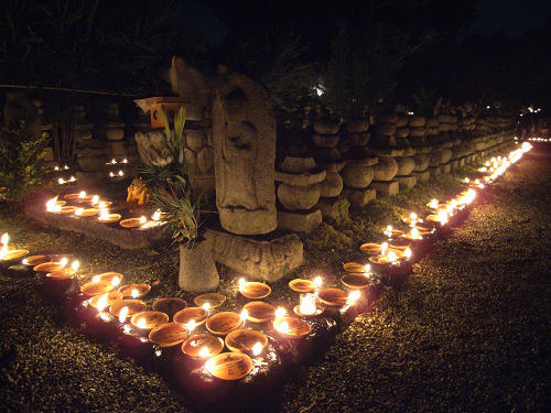 石塔・石仏を幻想的な灯りが包む『元興寺地蔵会』＠奈良町