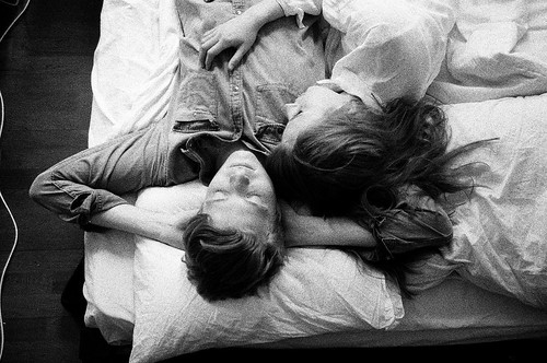 LE LOVE BLOG LOVE PHOTO PIC IMAGE BLACK AND WHITE COUPLE BOYFRIEND GIRLFRIEND HUGGING CUDDLING ON BED  Untitled by Mafalda-Silva, on Flickr