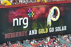 2011年9月18日，華盛頓紅人隊（Washington Redskins）主場聯邦快遞體育場（FedEx Field）中NRG能源公司的太陽能碗（Solar Bowl）。（NRG能源公司提供）