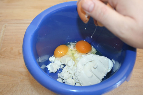 21 - Eier aufschlagen / Add eggs