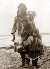 Inuit_mother_with_children_1900