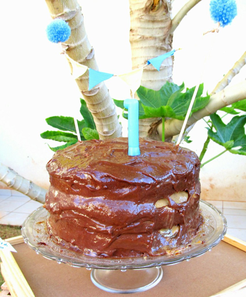 bolo de aniversário de chocolate e doce de leite de aniversário
