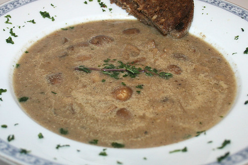 42 - Pilzcremesuppe mit Champignons, Steinpilzen & Thymian / Mushroom cream soup with mushrooms, porcini & thyme - CloseUp