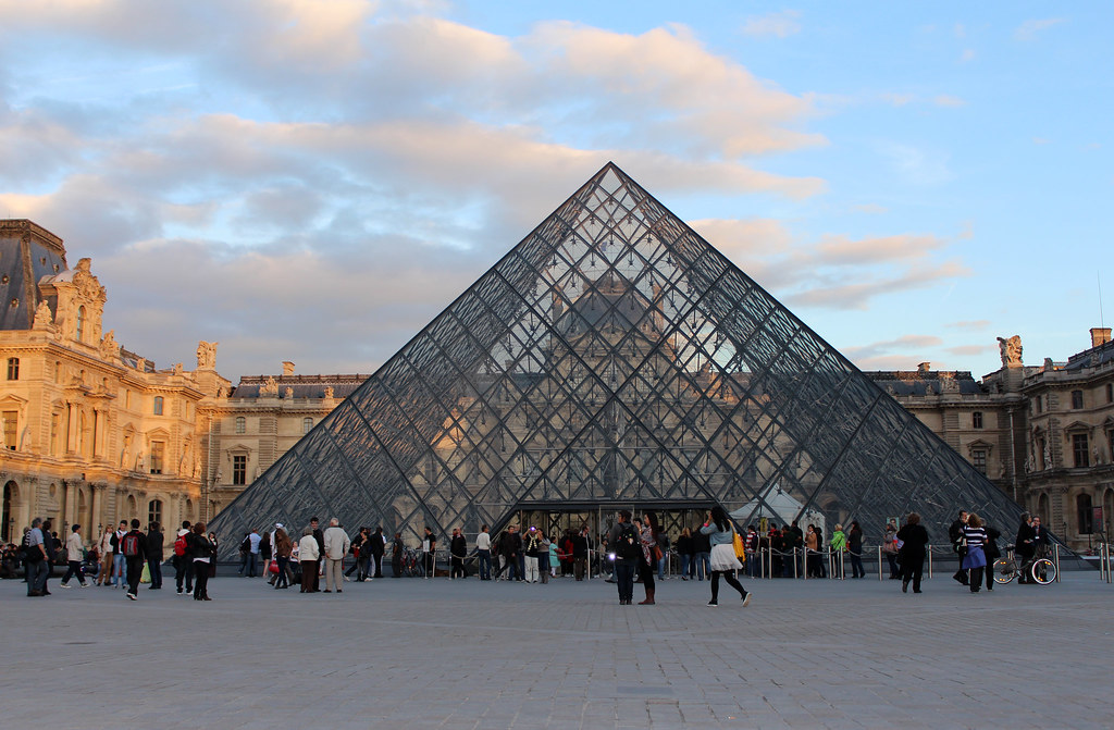 Glaspyramide vor dem Louvre
