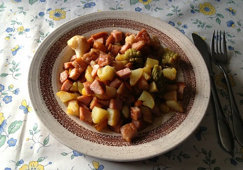 Kartoffel-Gemüsepfanne mit Leberkäse / Potato vegetable stew with meat loaf