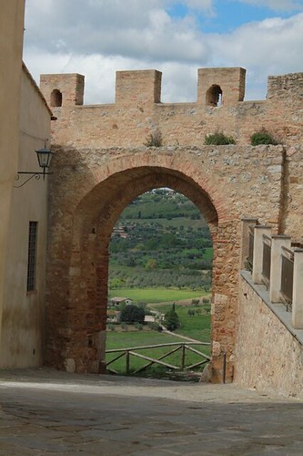 Magliano in Toscana: porta del paese