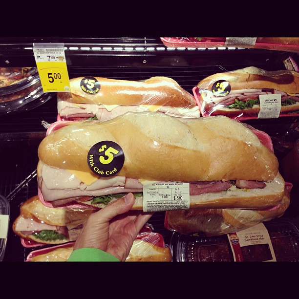 巨大サンドイッチ。これで5ドル。