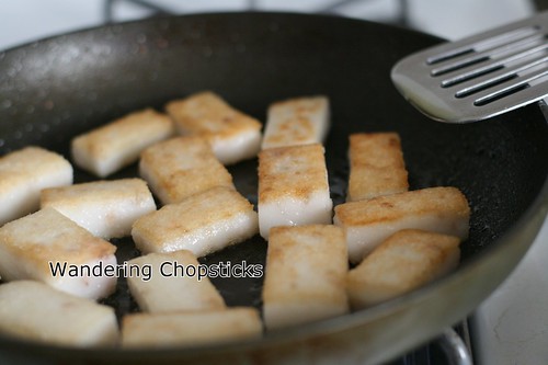 Banh Bot Khoai Mon Chien Xao Cai Xoan (Vietnamese Fried Taro Cake Stir-Fried with Kale) 8