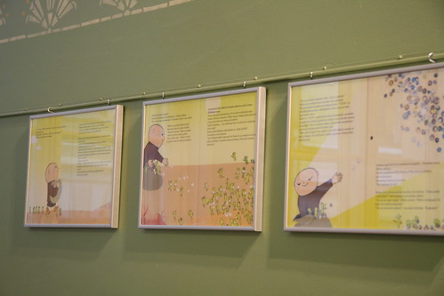牆上掛著的，都是此時展覽主題童書的相關插畫與文字