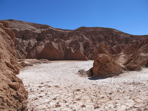 Le désert d'Atacama: un mini salar à l'entrée de la Vallée de la Mort