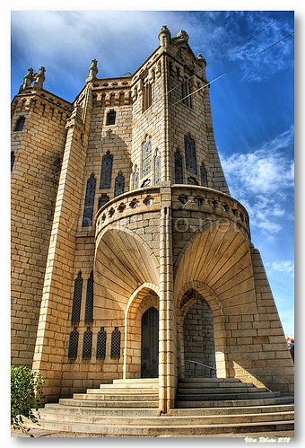 Entrada do Palacio Episcopal de Gaudi by VRfoto