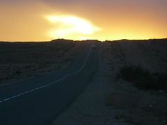 Atardecer en una carretera de Marruecos