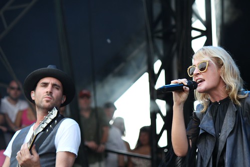 Metric's James Shaw and Emily Haines performing