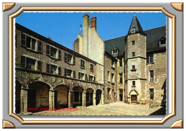 BEAUGENCY - La cour intérieure du château -70-150