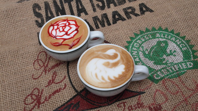 咖啡拉花作品：玫瑰花與天鵝