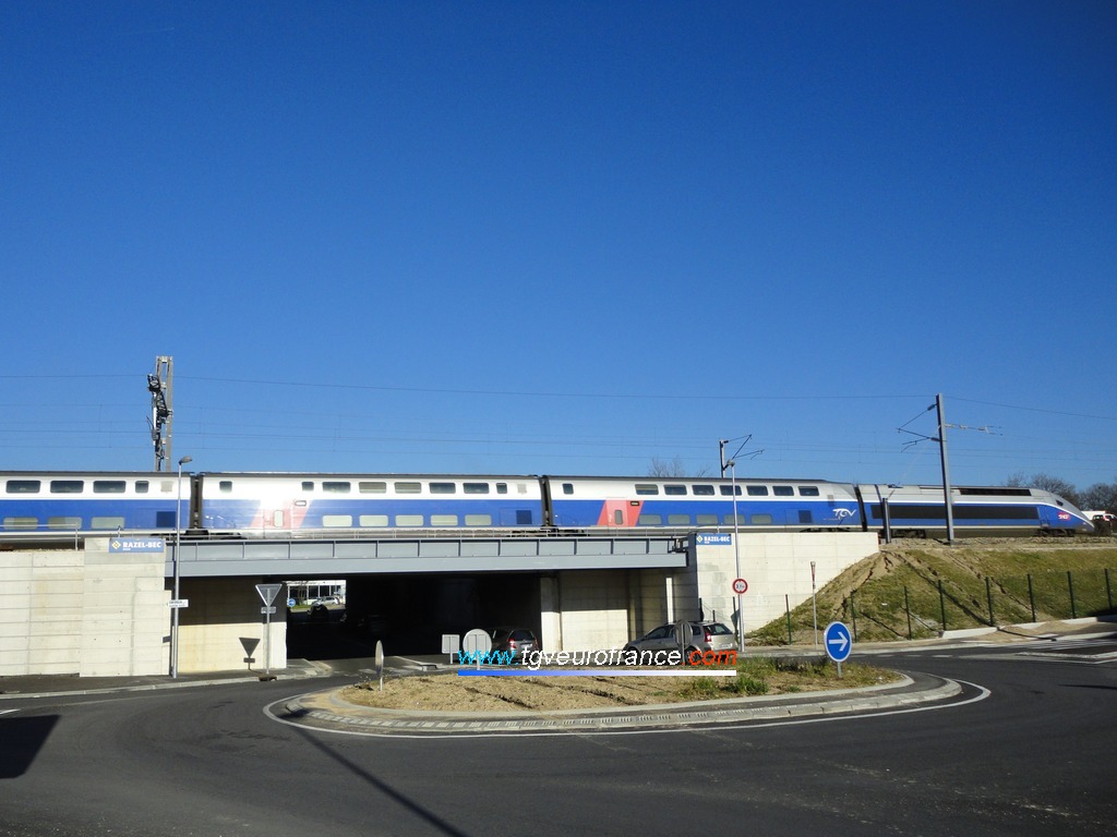 Une rame à grande vitesse TGV Duplex de SNCF Voyages franchit un pont &agra;ve Aubagne.