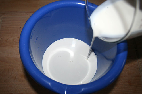 37 - Sojacreme in Schüssel geben / Put soy cream in bowl