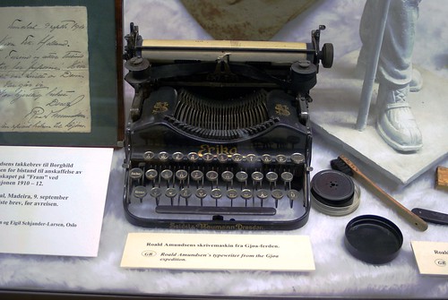 amundsen\'s schreibmaschine, aus dresden.