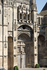 Grande porte de la collégiale Saint-Gervais-Saint-Protais
