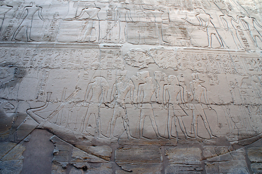 Процессия богов и фараона на лодке. Барельеф на стене храма Карнак, Египет