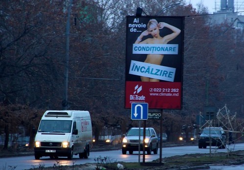 Publicitate cu femei goale în Chișinău