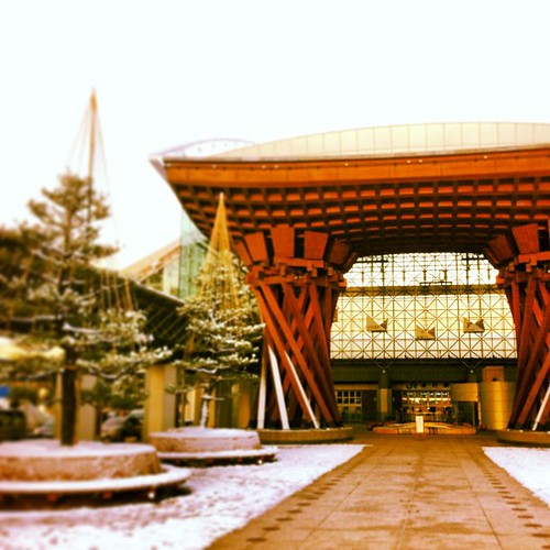 I sure didn't expect the snow, or the fact that Kanazawa station would look so marvelous.