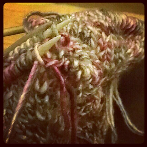 Day 11: close up: binding off a #cowl #knitting #fmsphotoadayoctober #FMSphotoaday #zuzuspetals #yarn #instadaily #instagood