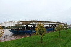 Barge Paula transportant le tablier central du Pont Bacalan-Bastide devant les Quinconces - Bordeaux