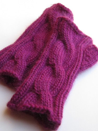 Cabled fingerless mitts
