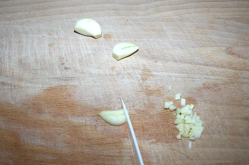 25 - Knoblauch fein hacken / Mince garlic