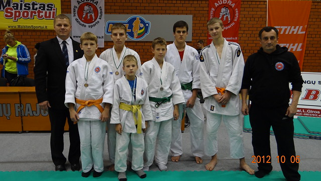 Iš kairės Kęstutis Smirnovas, L.Banys, R.Bogužas, T.Narkus, M.Narkus, M.Smilgis, M.Pocius ir treneris A.Kasteckas
