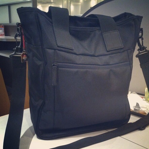 先日の東京出張から使用している普段使いのバッグ。 DIME×UNIQLOのビジネストート。深さがあるので何かと便利。 by achapy_kenji