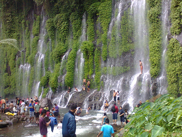 Asik asik waterfalls - Flickr CC rexan2011