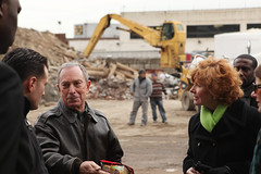 紐約市長麥克彭博(左二)於2012年11月，在紐約布鹿克林視察超級颶風珊迪所造成的損害。(攝影：Edward Reed)