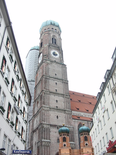 Visita a Múnich: catedral con réplica en puesto navideño