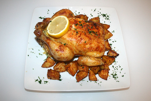62 - Hähnchen mit Polentafüllung an Paprika-Kartoffelspalten / Chicken stuffed with polenta on paprika potato wedges - serviert