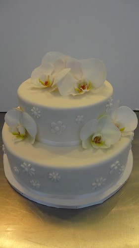 Simple elegant White Fondant Wedding Cake by CAKE Amsterdam - Cakes by ZOBOT