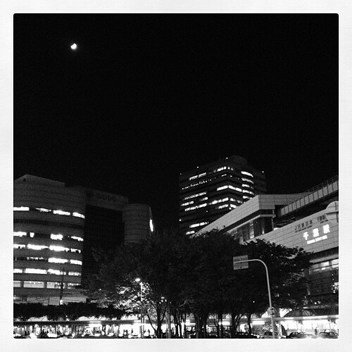 今日は千葉。駅と月。