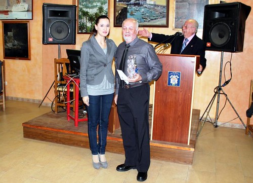 Elisa Pérez de Siles, entrega premio a Rafael Cerrejón