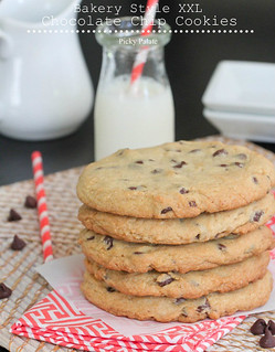 Bakery-Style-XXL-Chocolate-Chip-Cookies-2-text